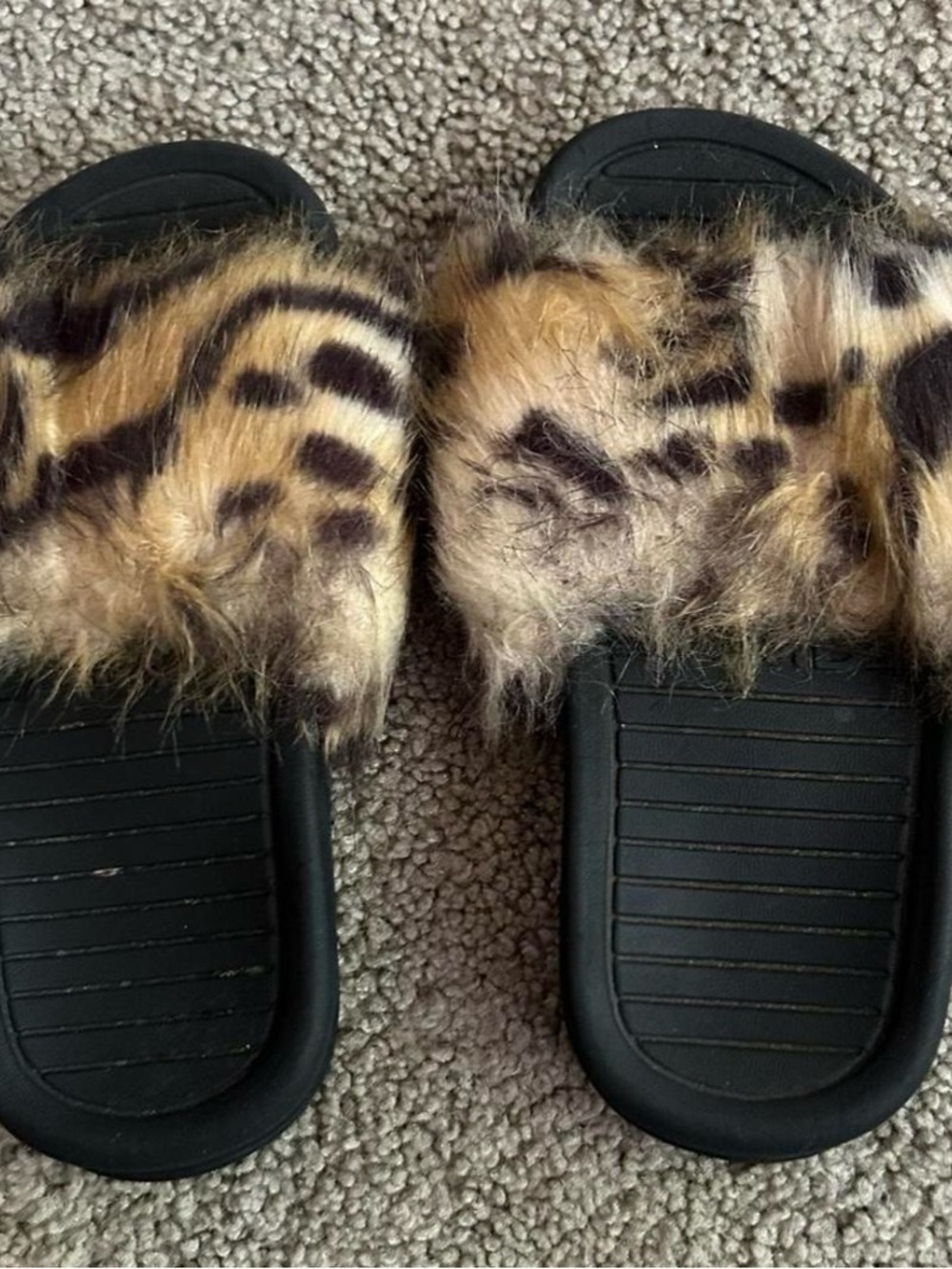 AKID leopard print faux fur slides kids size 10